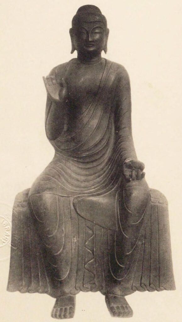 国宝に指定されている深大寺の白鳳仏、銅造釈迦如来倚像。椅子に座った姿勢の美しい古代仏像です。