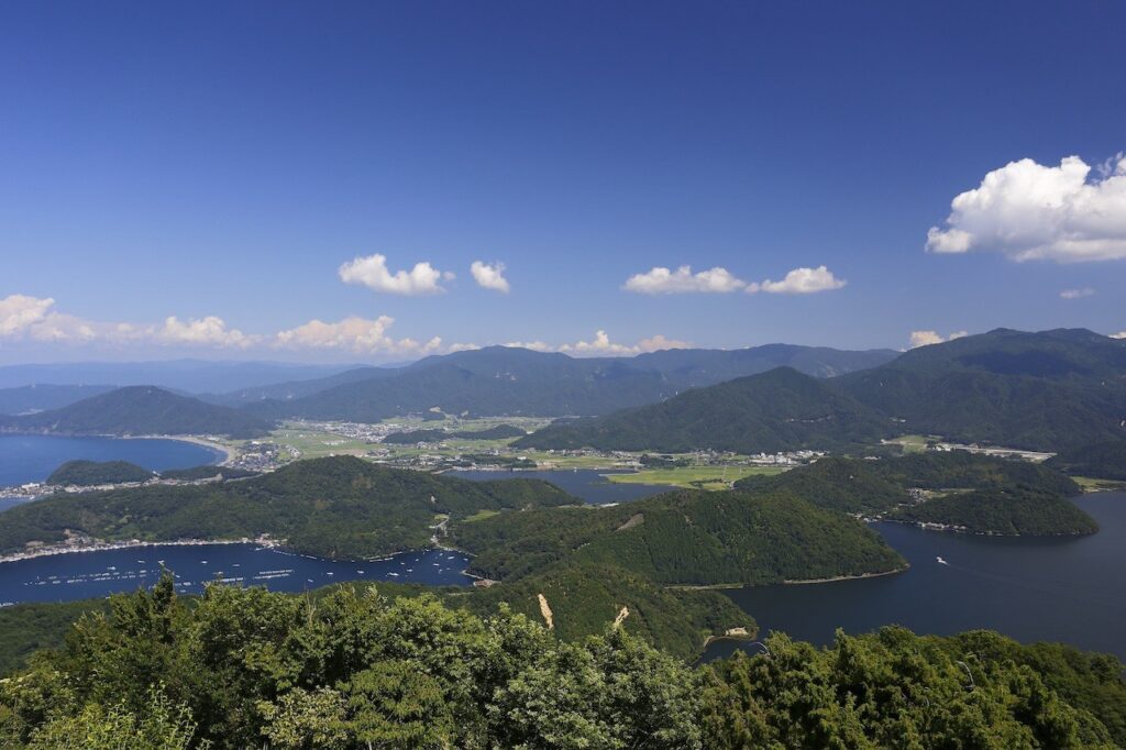 三方五湖のパノラマビュー。青空の下、福井県美浜町と若狭町にまたがる五つの湖が見渡せる絶景。