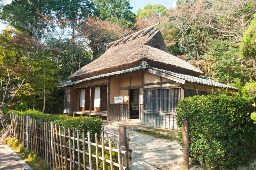 茅葺屋根の柳田國男生家。木々に囲まれた静かな佇まい。