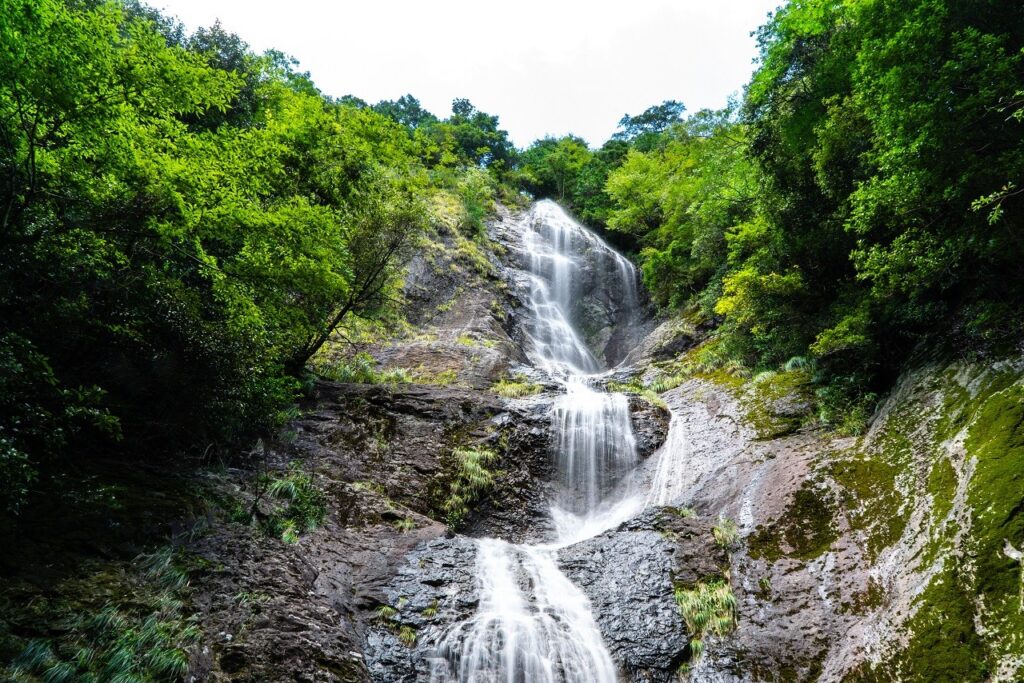 福崎町の最高峰、七種山の滝。水しぶきが飛散し、涼しげな風景が広がる。関西百名山、ふるさと兵庫50山の一つ。