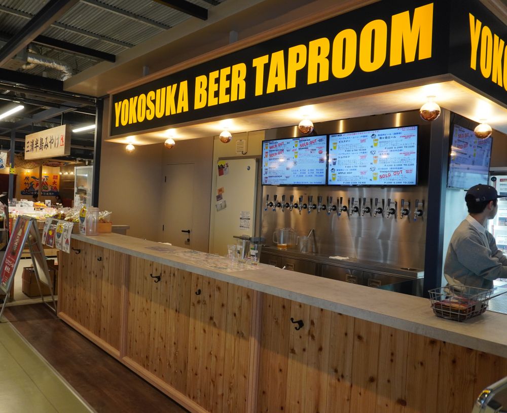 YOKOSUKA BEER TAPROOMのカウンター。ビールサーバーのタップが並ぶ。