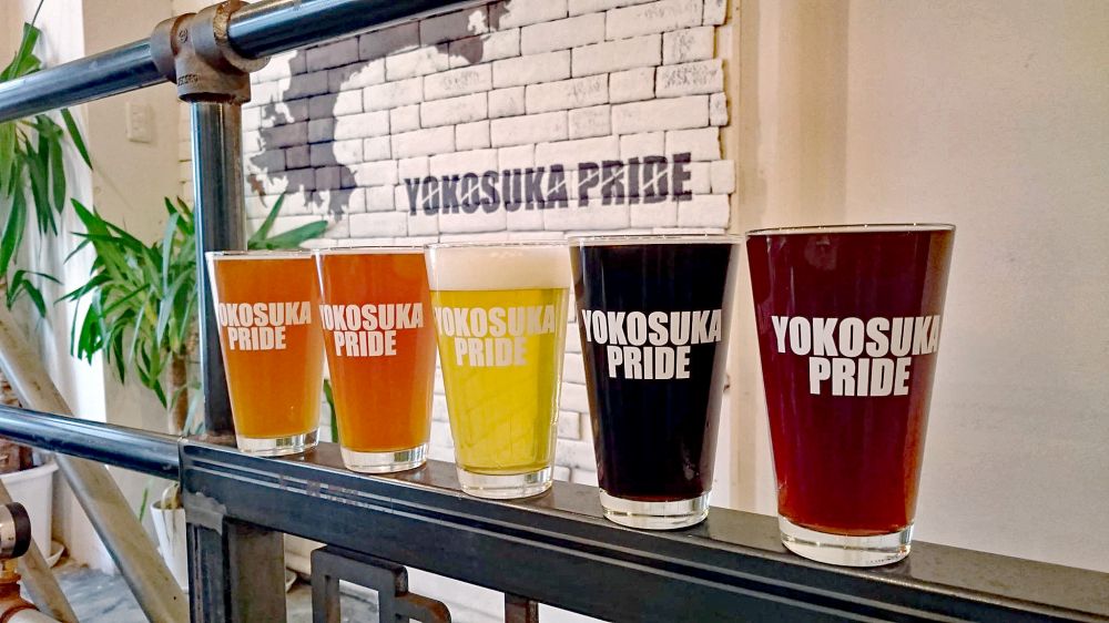 「YOKOSUKA PRIDE」と書かれたグラスに注がれた5種類の横須賀ビール。