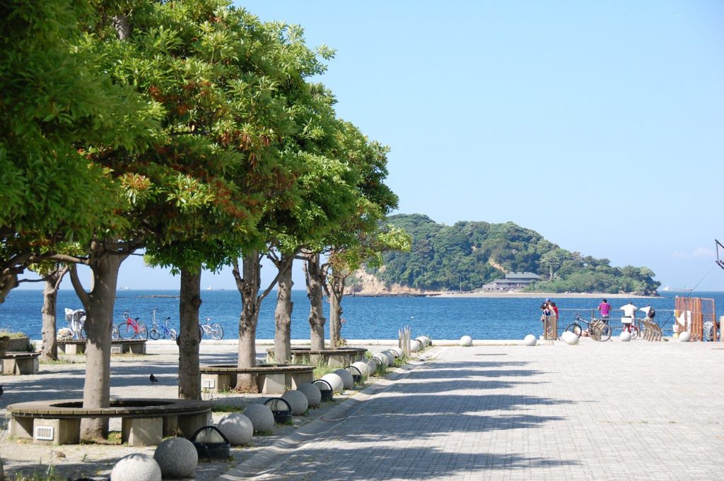 View of Umikaze Park in Yokosuka, one of the main venues for the Yokosuka Kaikoku Fireworks Festival. The park features open green spaces along the waterfront, ideal for viewing the fireworks display over the sea.