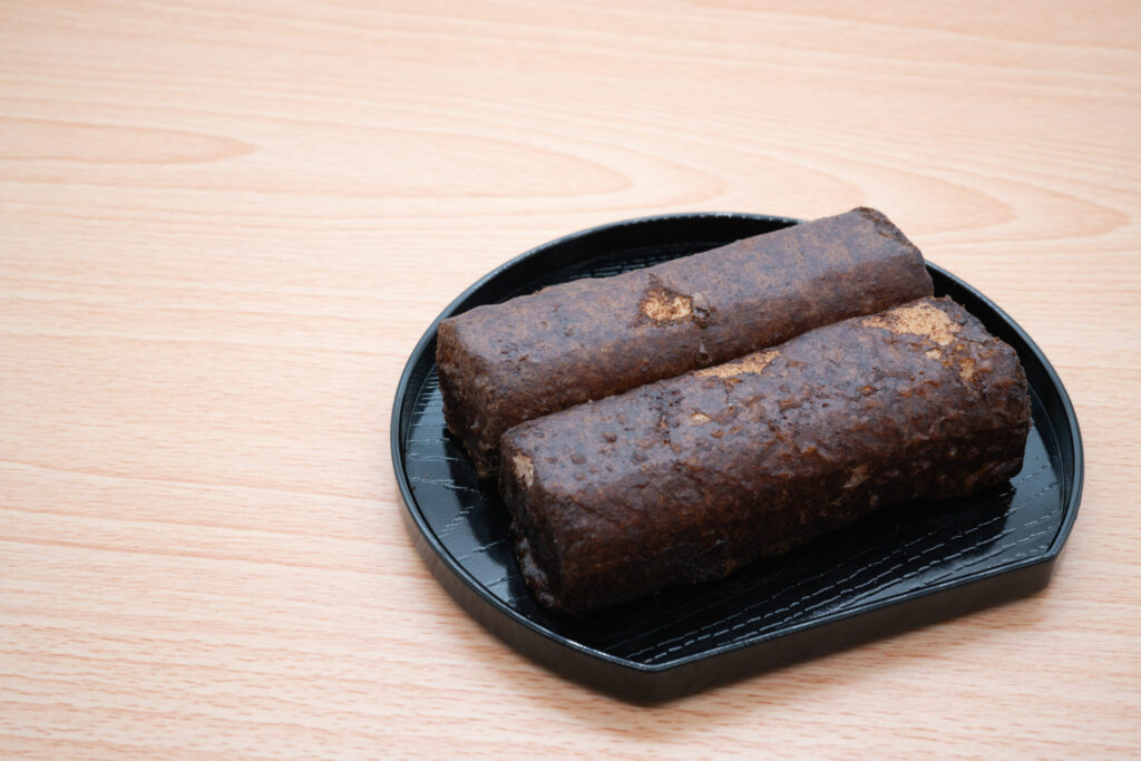 A photo of Fu-Gashi. Two pieces are arranged on a black lacquered tray