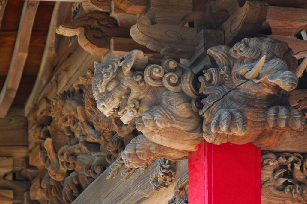 A photo of Muyama Fudoin from the side, with decorative carvings gazing towards the entrance.